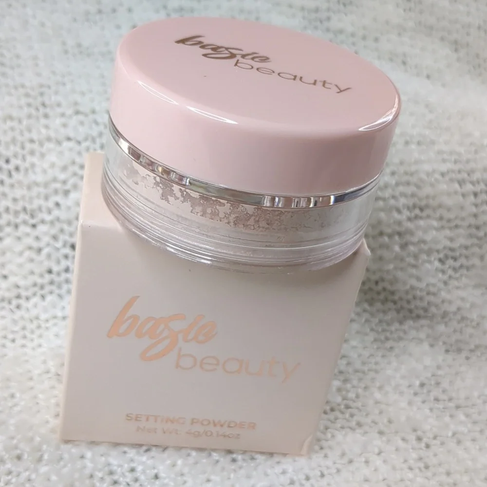 Basic Beauty Setting Powder in Translucent - Picture 10 of 10